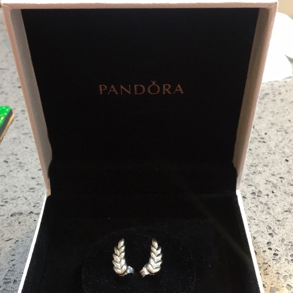 🌿Pandora Leaf Studs🕊 - Picture 2 of 4